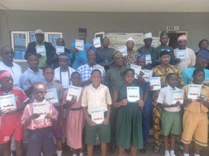 Ijero-Apapa Road Old Boys Distribute Notebooks to Lagos Schools